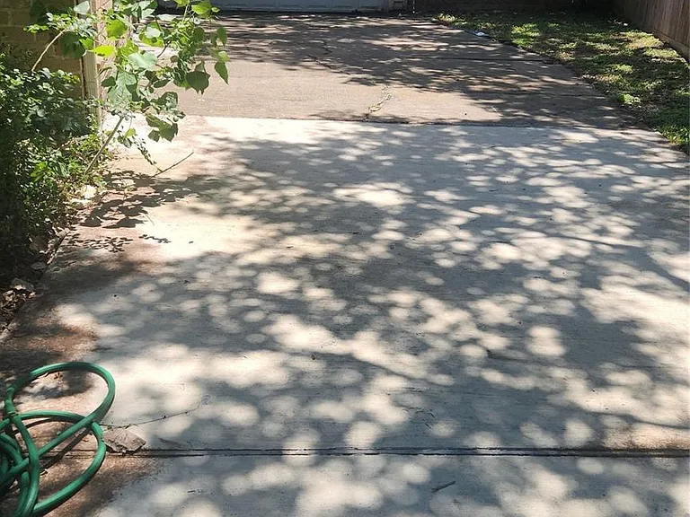 2127 Manor Green Dr — Photo 2