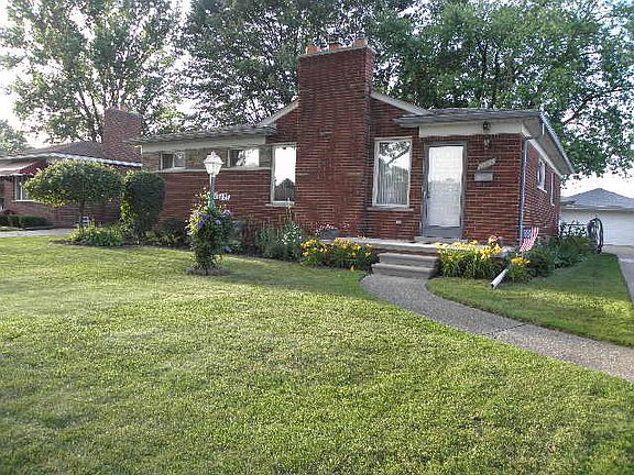 2nd image of 19825 Mauer St