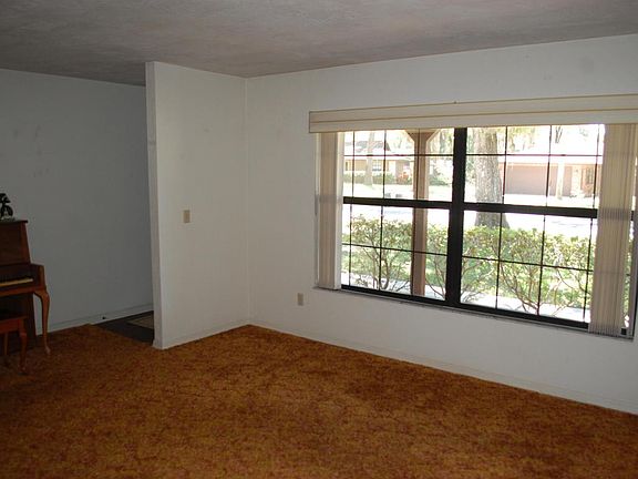 4th image of 463 Woodstock Dr