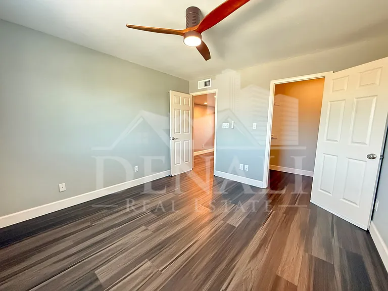 811 E Chilton Dr — Photo 29