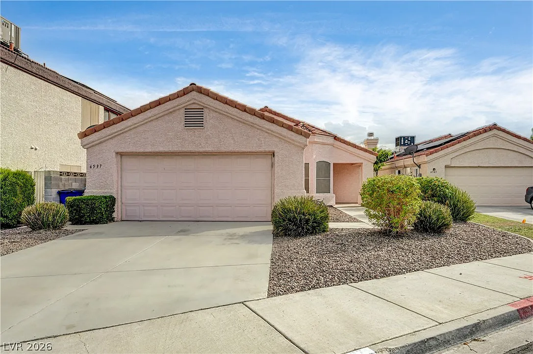 3 bed, 2.0 bath, 1204 sqft, $1,945 — Photo 2