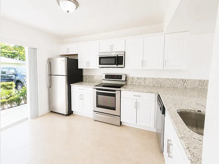887 Crystal Lake Dr — Photo 1