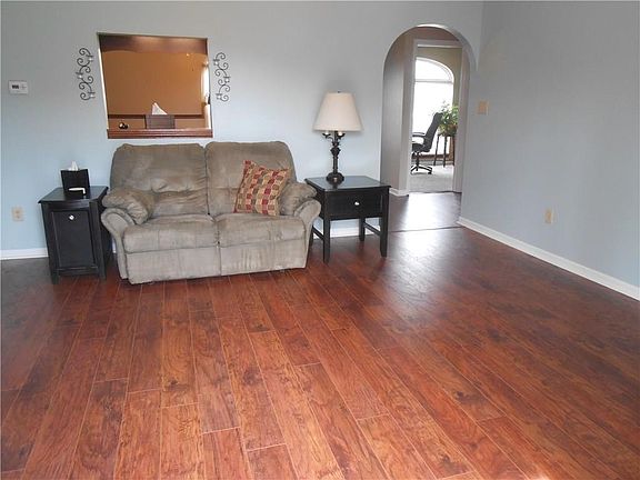 2nd image of 129 E Meadow Glen Dr