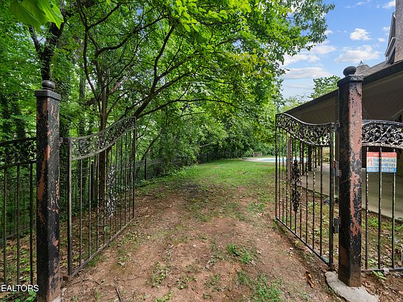 5th image of 1923 Chestnut Grove Rd