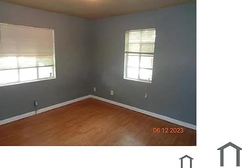 1911 Mora Ln — Photo 3