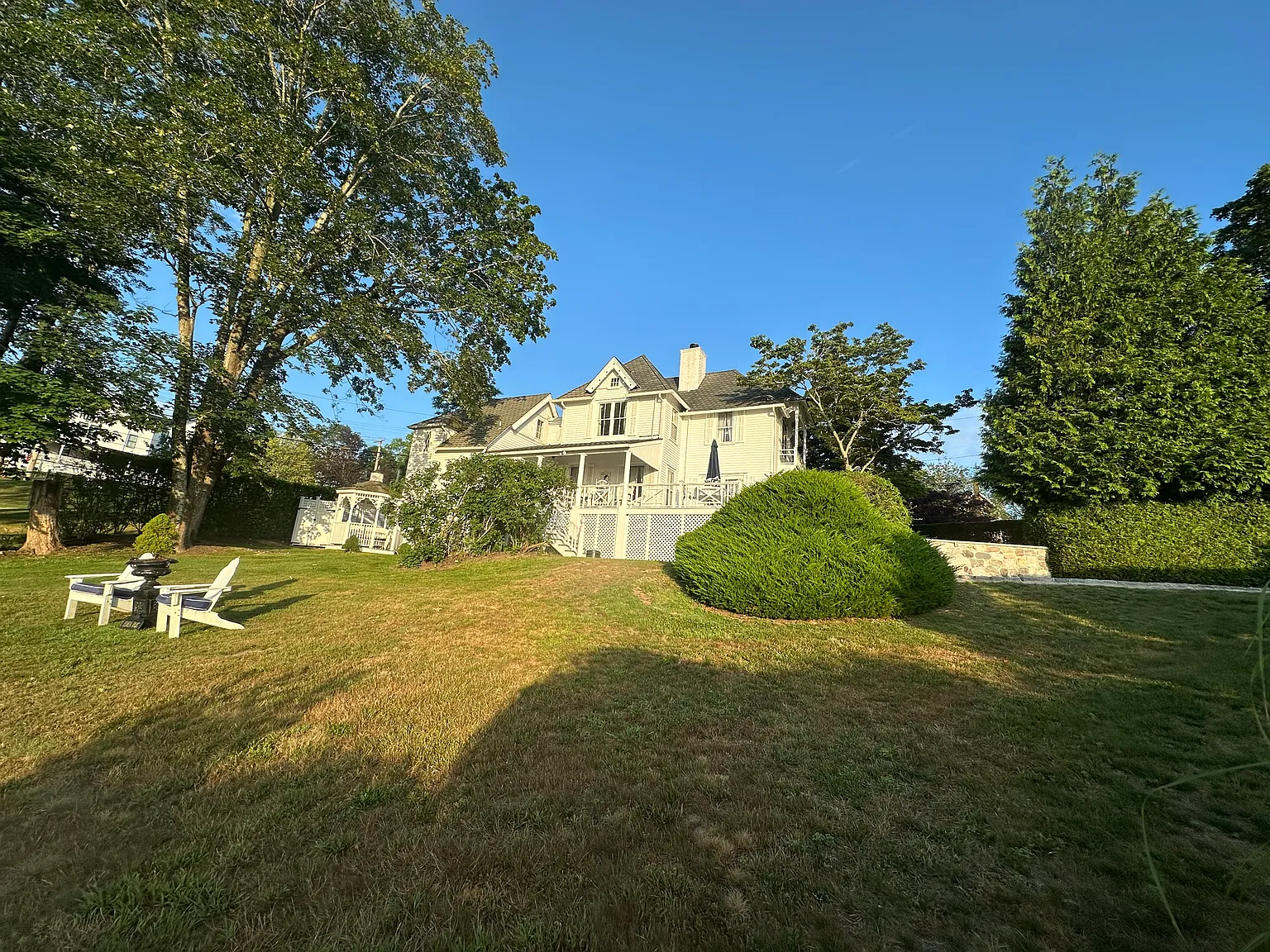 " Eden Roc" Water View Victorian in Park -Like-Setting — Photo 3