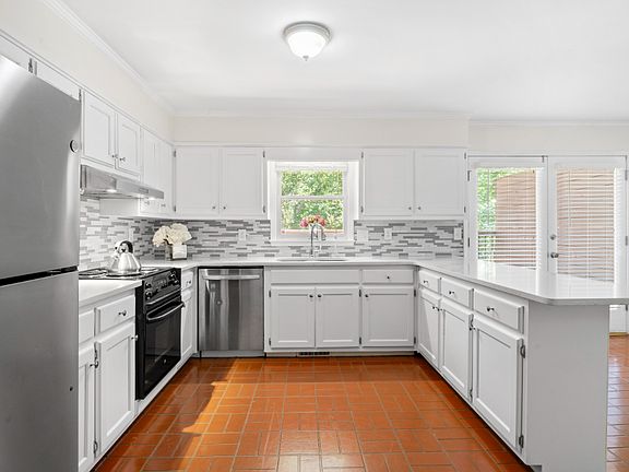 3rd image of 661 N Parkwood Rd #C