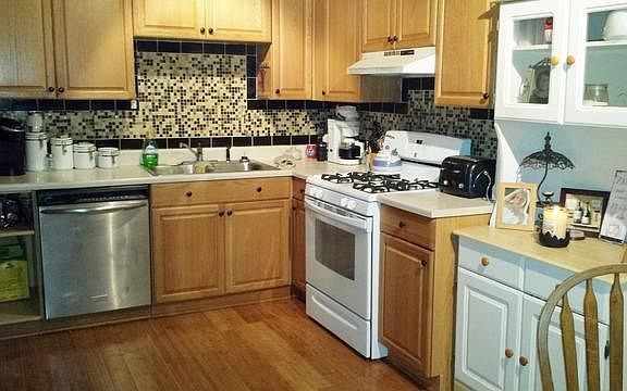 2nd image of 17 E Hawthorne Dr