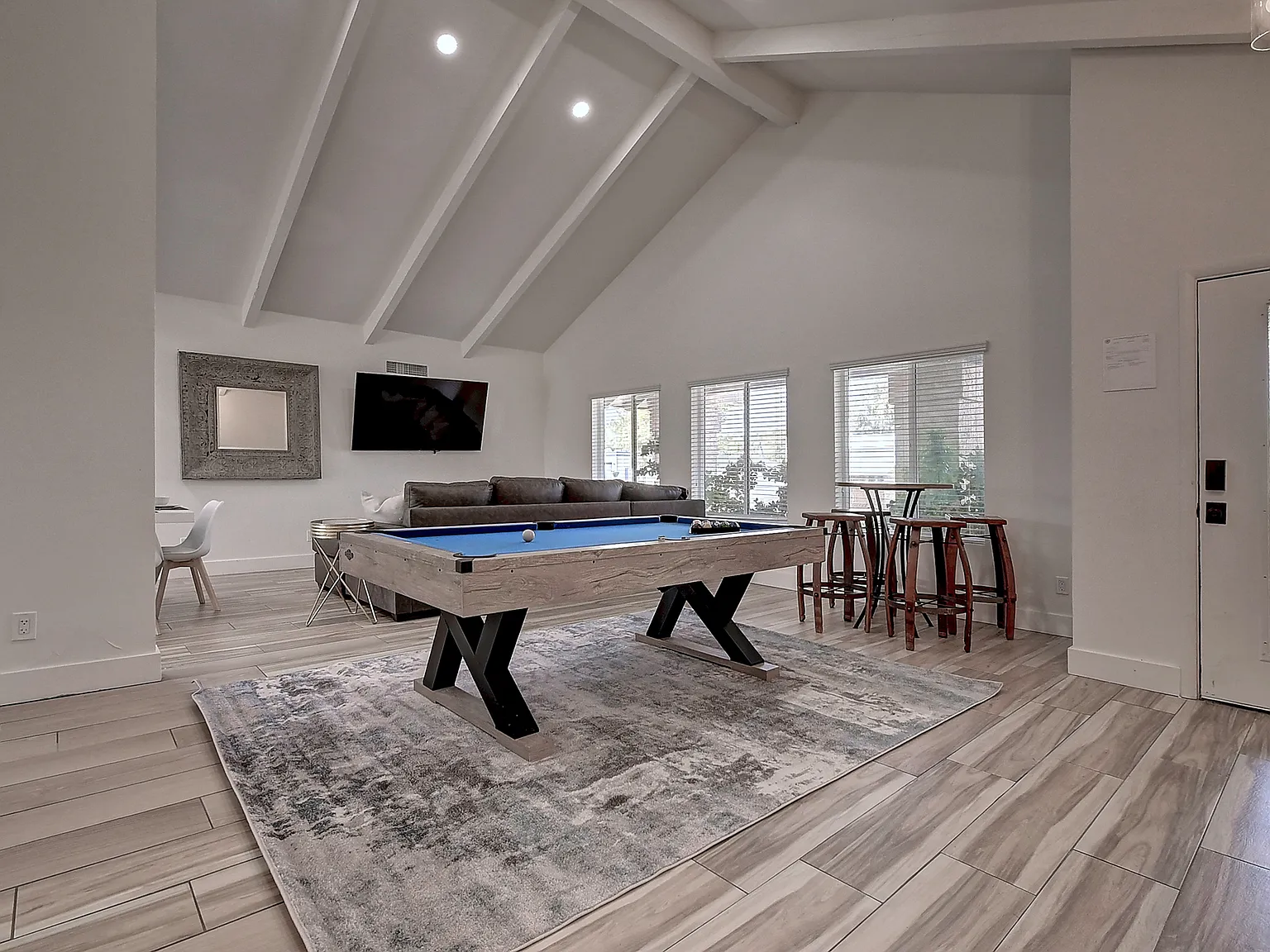 6 bed, 3.5 bath, 4400 sqft, $9,995 — Photo 2