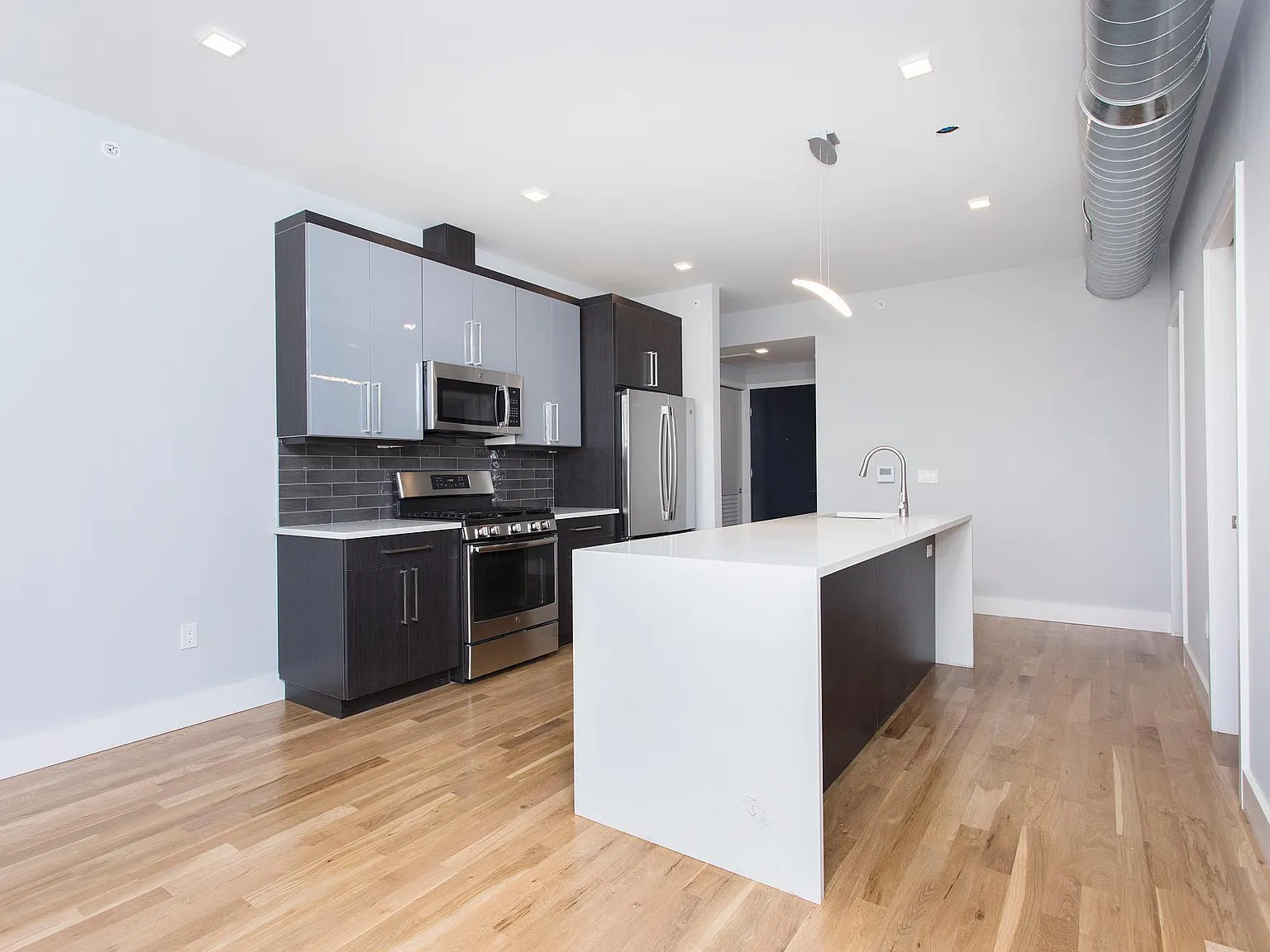 2 bed, 933 sqft, $4,100 — Photo 2
