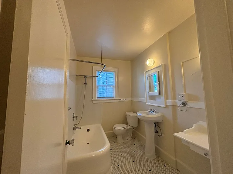 Burgess Apartments — Photo 9