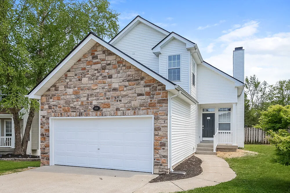 3 bed, 2.0 bath, 1374 sqft, $2,370 — Photo 1