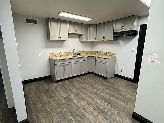 2nd image of 924 Pacific St #924