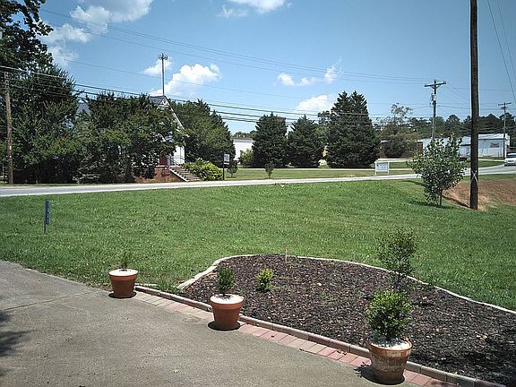 4th image of 1001 E Main St