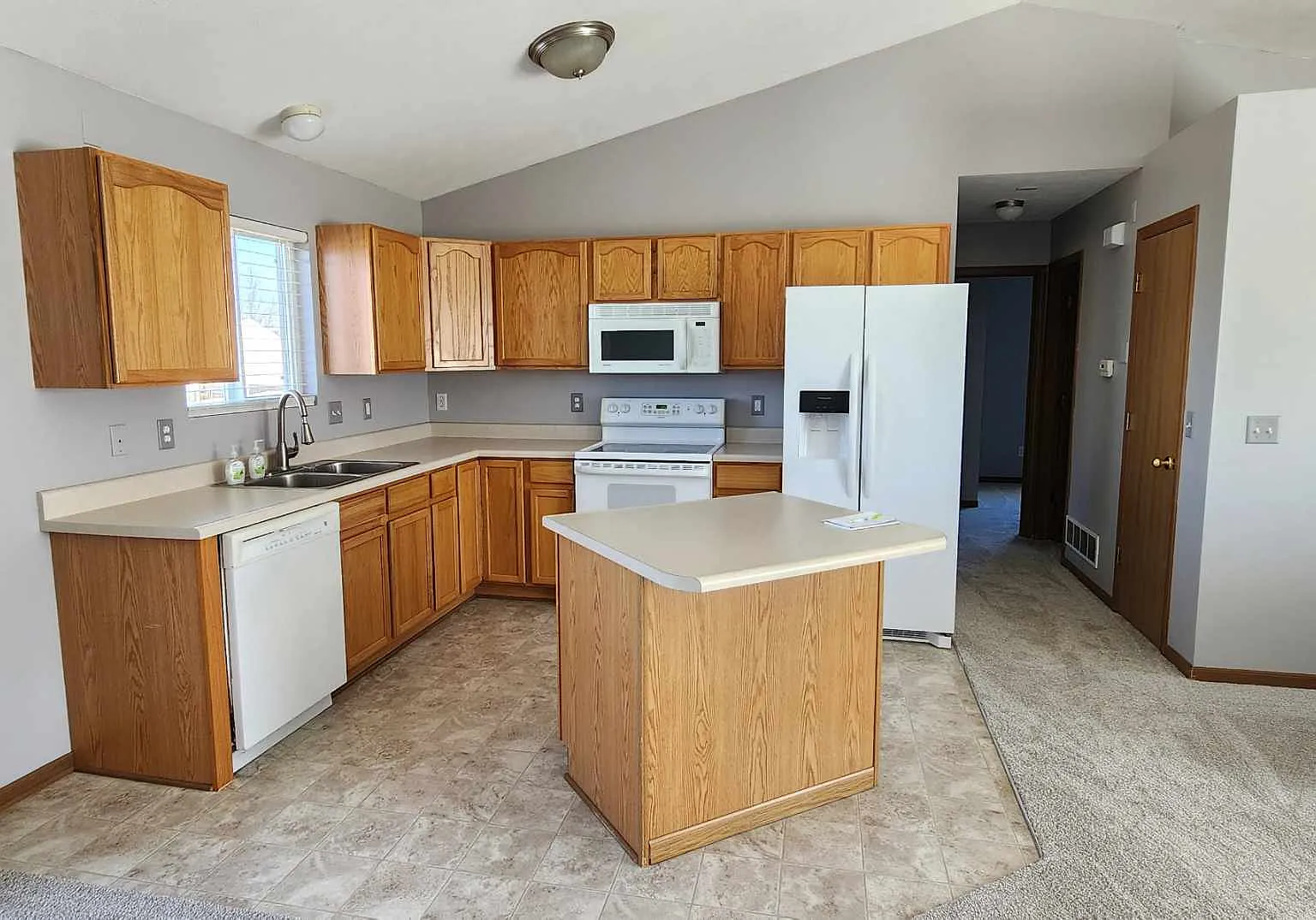 3 bed, 1600 sqft, $2,200 — Photo 3