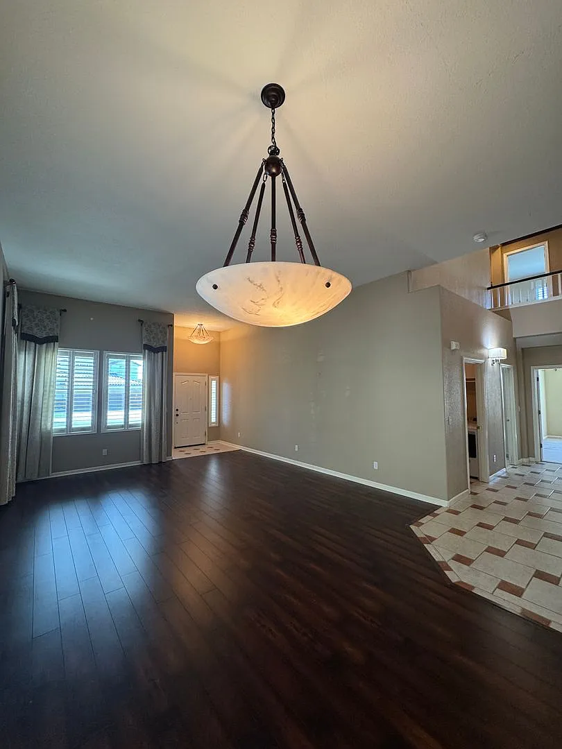 Custom-Built Home near Paradise Valley Golf Course — Photo 4