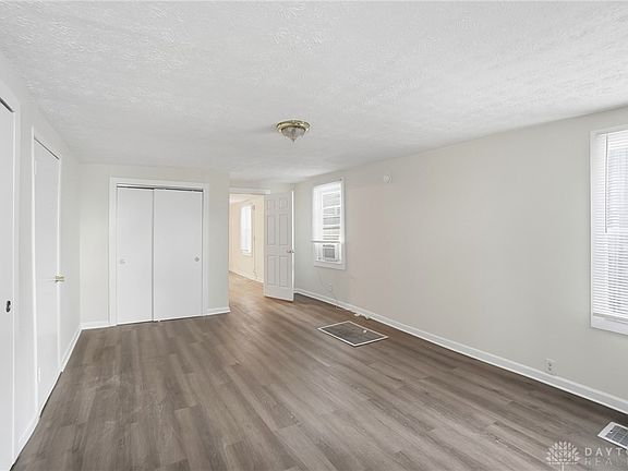 3rd image of 52 Rogge St
