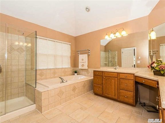 5th image of 8 Blueberry Ridge Dr