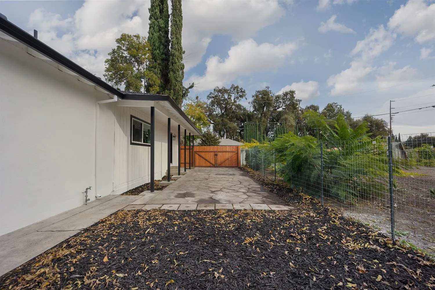 2 bed, 704 sqft, $1,975 — Photo 4