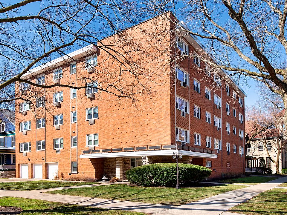 Well maintained Mid Century Modern building in the heart of down town Evanston.