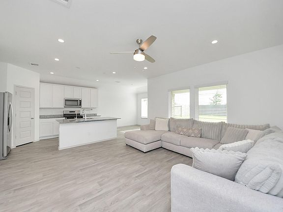 4th image of 3521 Rockefeller Rd