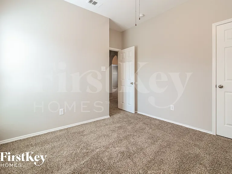 2925 Oakshire St — Photo 14