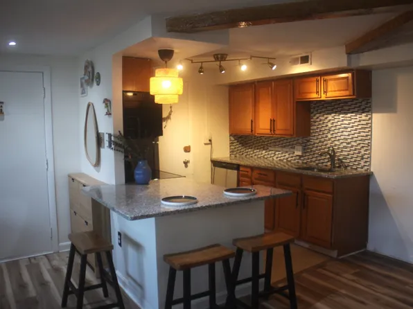 108 Oak Ln APT 4, Brockton, MA 02301