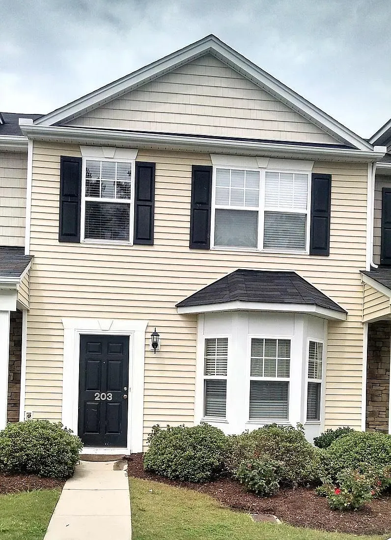 3 bed, 2.5 bath, 1500 sqft, $1,799 — Photo 1
