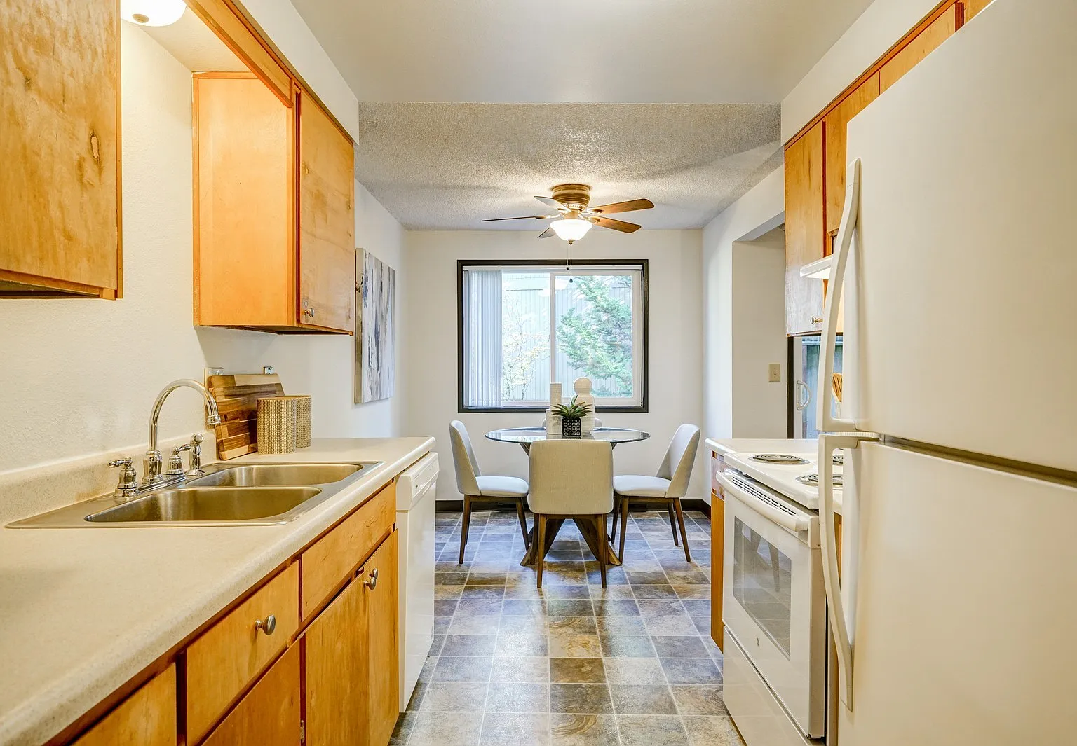 Air Conditioned, Spacious Apartments! Free Water/Sewer/Garbage — Photo 4