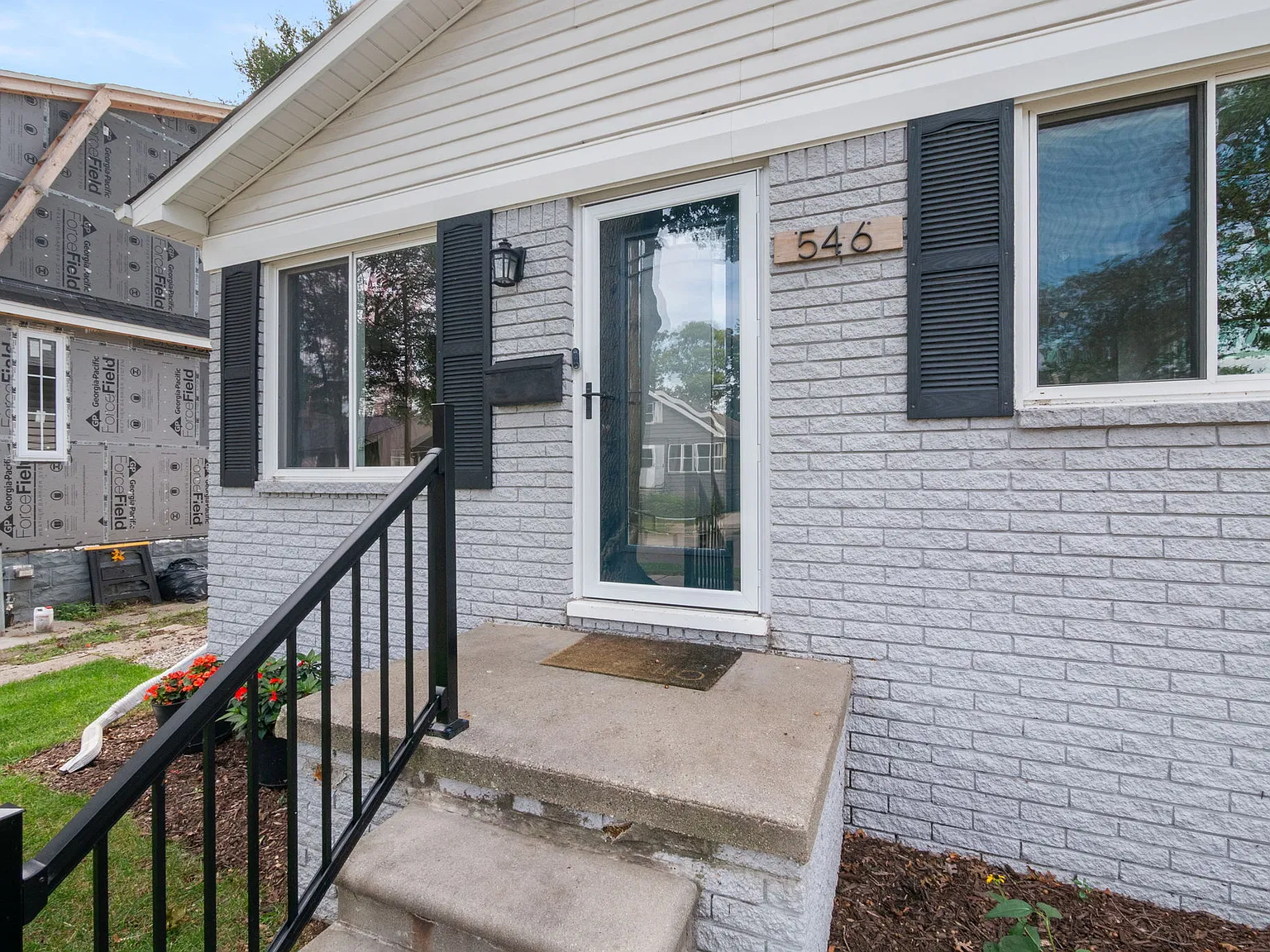 3 bed, 912 sqft, $2,000 — Photo 1