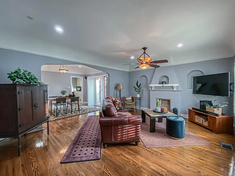 2034 N Commonwealth Ave — Photo 4