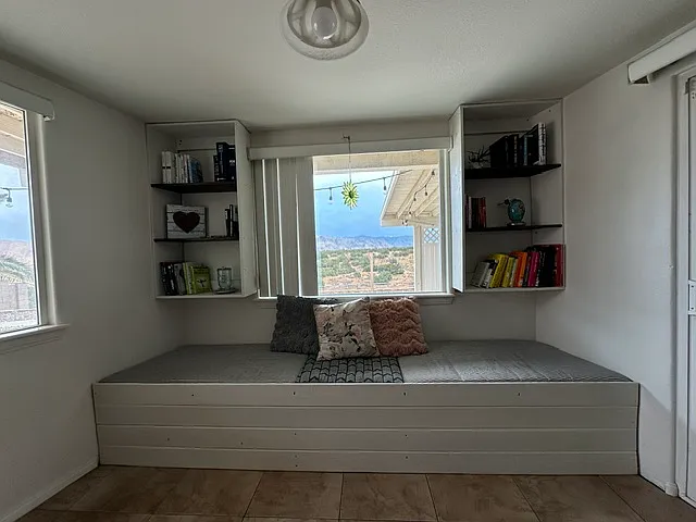 Storage bench, reading nook, book shelves with view