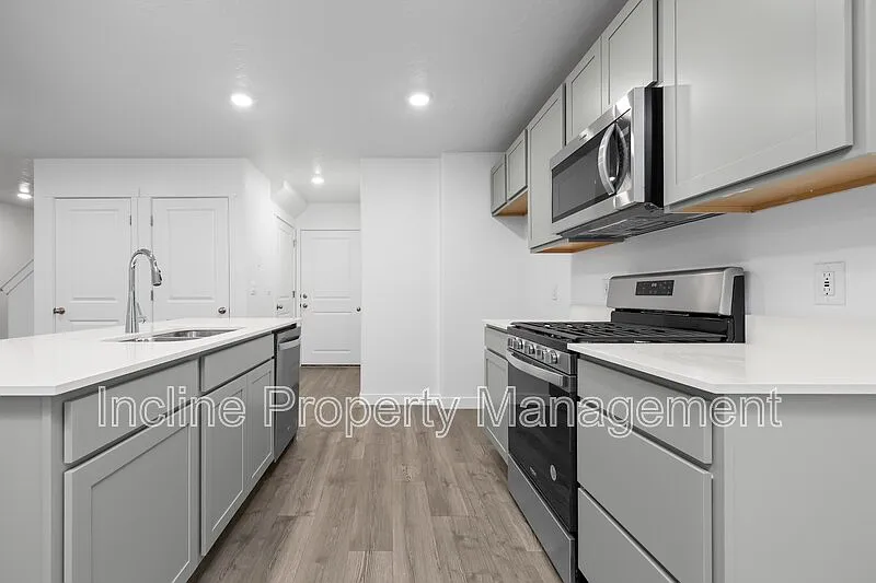 4 bed, 2.5 bath, 2300 sqft, $2,250 — Photo 4