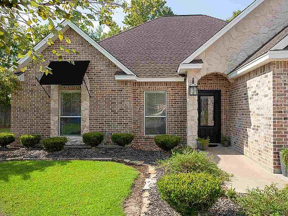 3rd image of 124 Parkway Oaks Dr