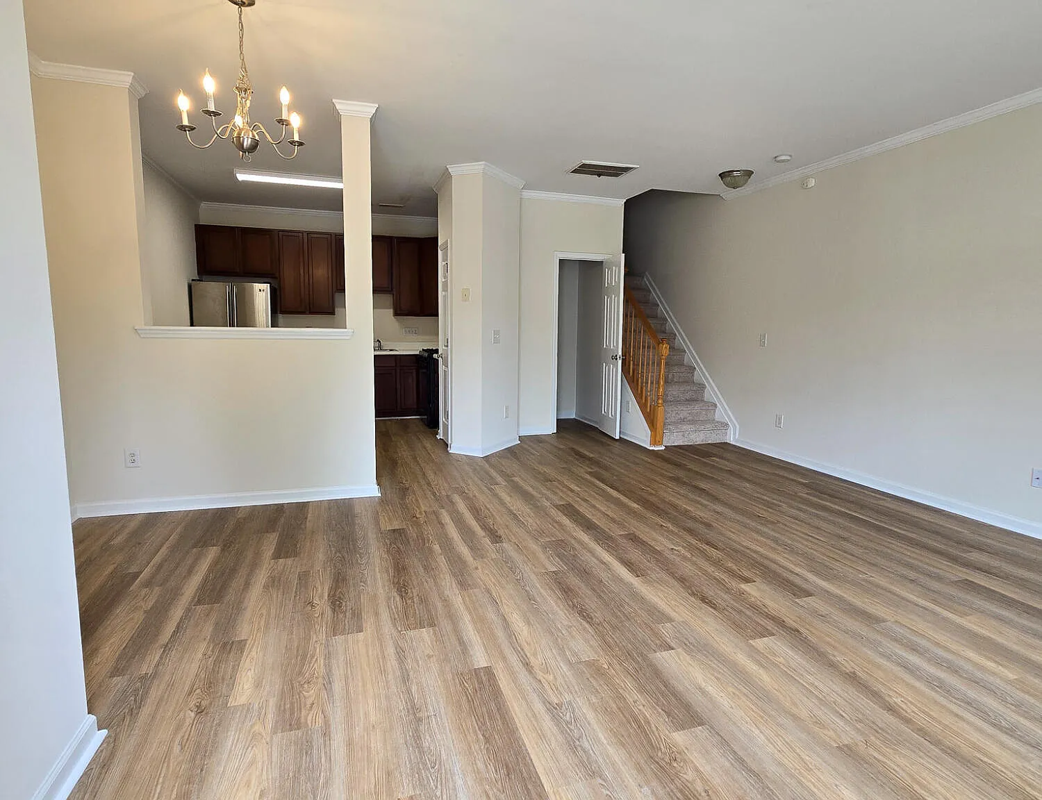 3 bed, 2.5 bath, 1700 sqft, $1,695 — Photo 2