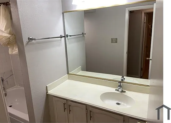 4 bed, $2,000 — Photo 4