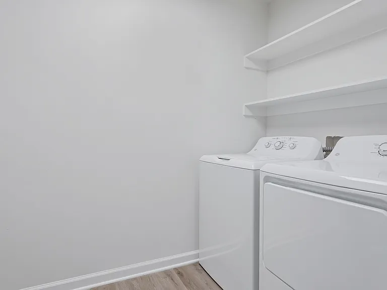 DRING'S REACH APARTMENTS — Photo 9