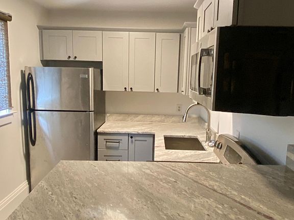 Kitchen with breakfast bar