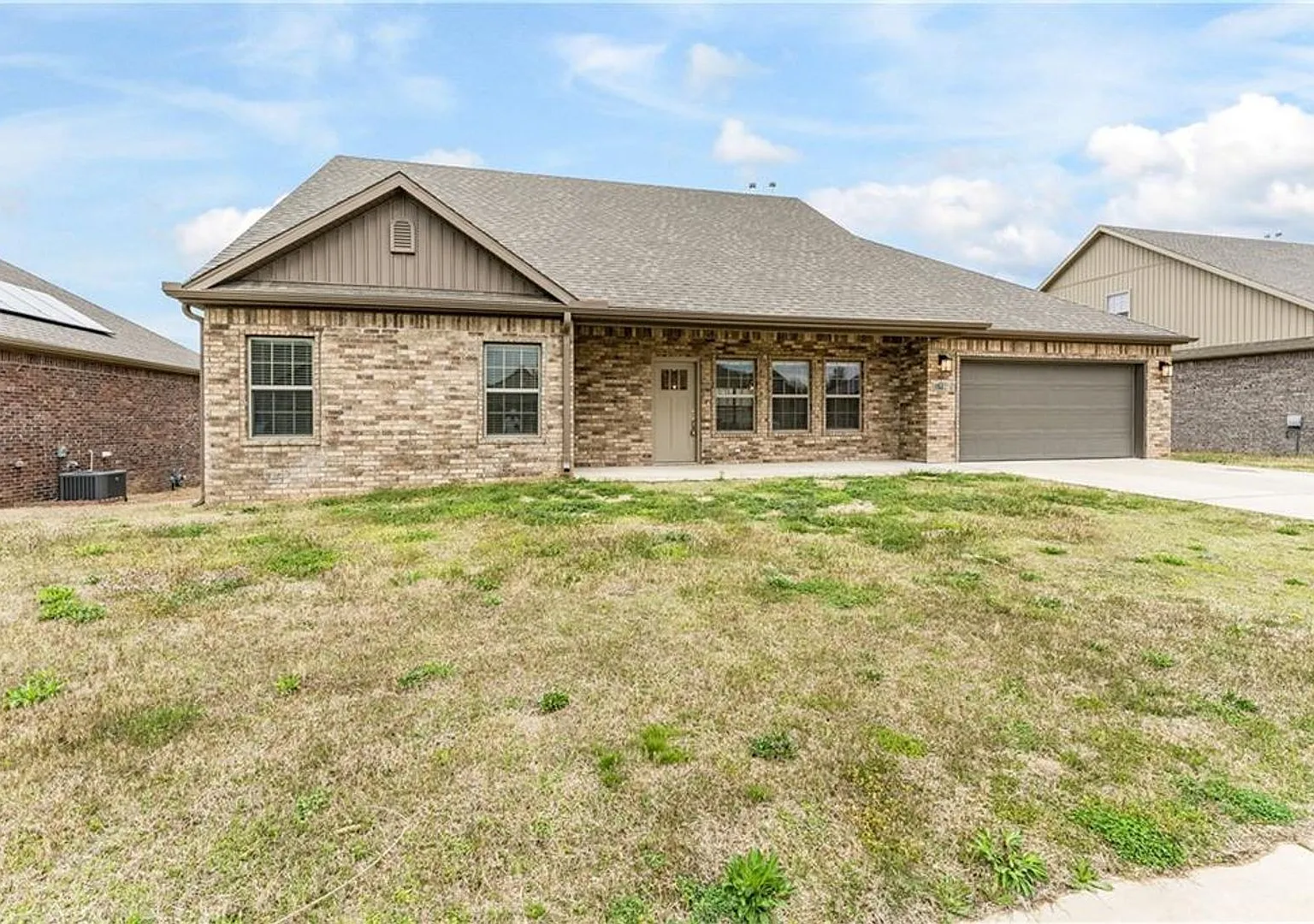 Minutes from I-49! 4BR/2.5BA Home — Photo 1