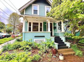 1838 SE Oak St, Portland, OR