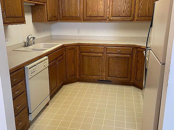 4th image of 832 Towne Square Dr