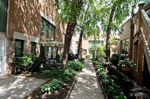 1st image of 1130 W Cornelia Ave APT G
