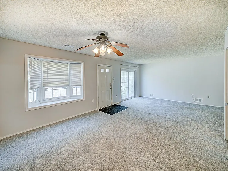 96 Versailles Ct — Photo 7
