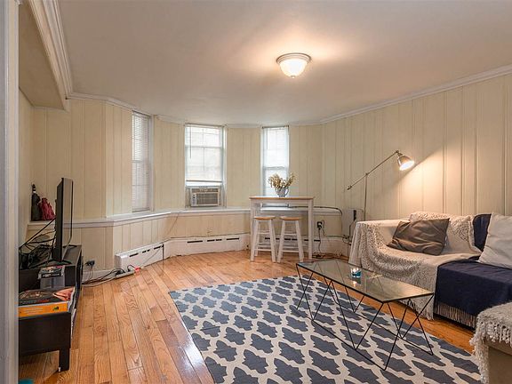 2nd image of 137 Oak St