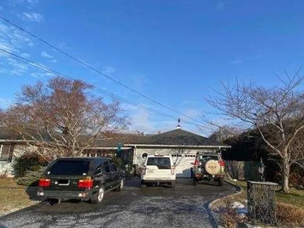 135 Fairfax Rd, Massapequa, NY 11758