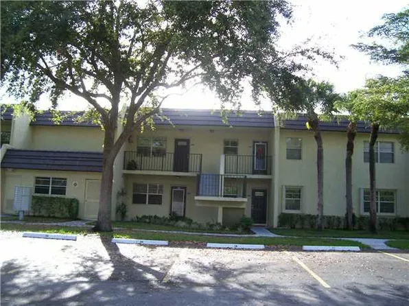 140 Lake Constance Dr, West Palm Beach, FL 33411