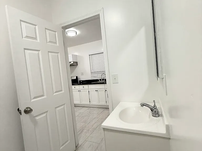 2444 Iowa Ave #B — Photo 2