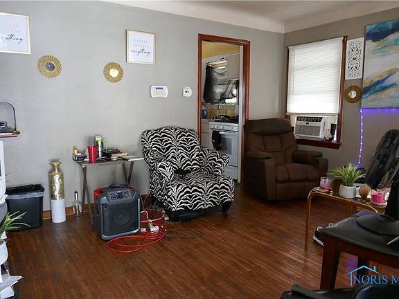 4th image of 837 Woodsdale Ave