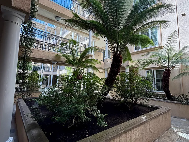 153 N San Mateo Dr #209 — Photo 5