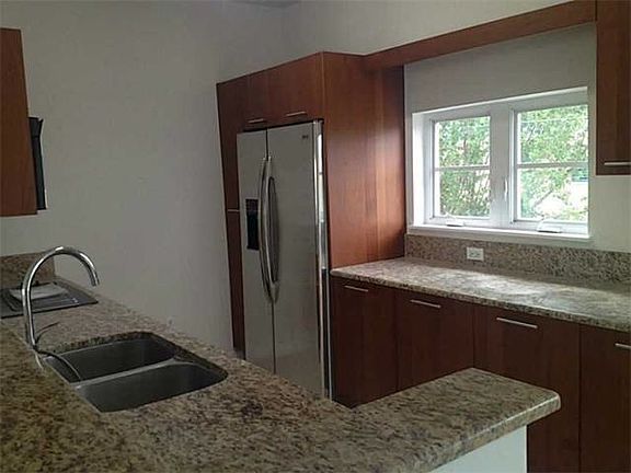 4th image of 18424 NE 27th Ct